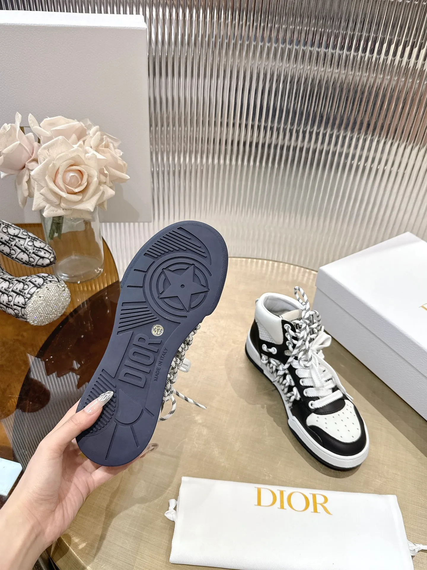 👟👟Ex-factory price 740👟👟 (Top version) Couple model Dior, C’est 25 new college style casual fashion high-top sneakers, showing eye-catching and fashionable style. Carefully crafted, the hollow design on the side of the upper is super fashionable, and the details also add a touch of elegance. The lightweight two-tone sole offers exceptional comfort and sporty style. Can add a stylish touch to any casual look. The tongue and sole are decorated with the Christian Paris logo, and the cowhide design is styled. Women's size 35-44